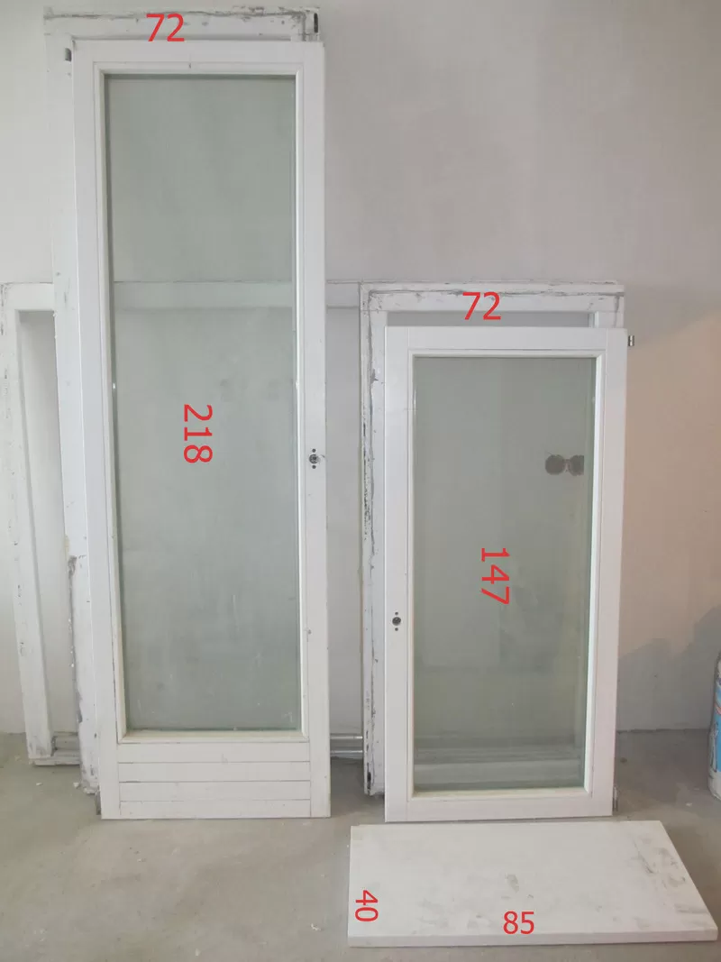 Окна с подоконниками и двери деревянные с двойными стеклопакетами.  3
