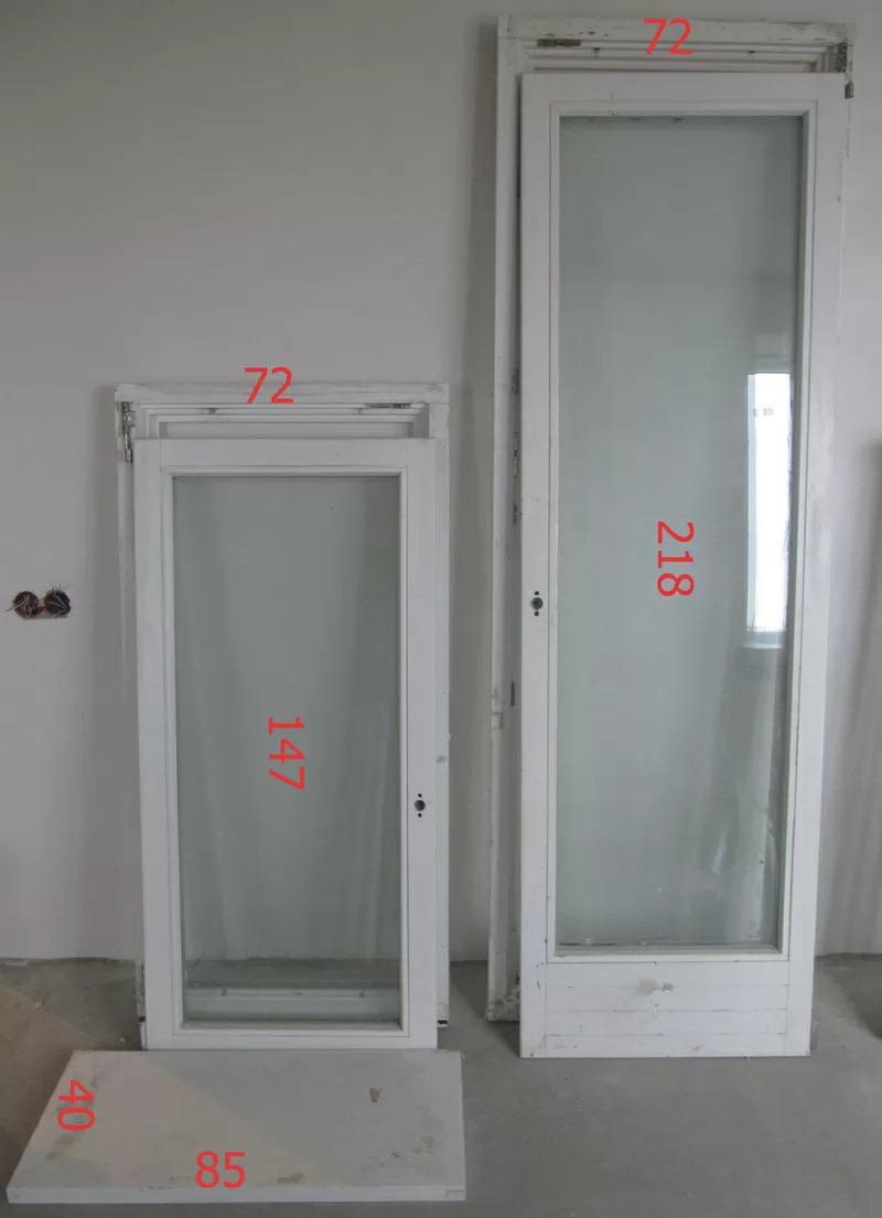 Окна с подоконниками и двери деревянные с двойными стеклопакетами.  4