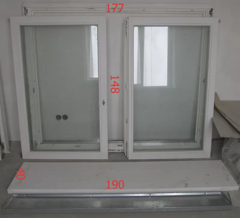 Окна с подоконниками и двери деревянные с двойными стеклопакетами.  2