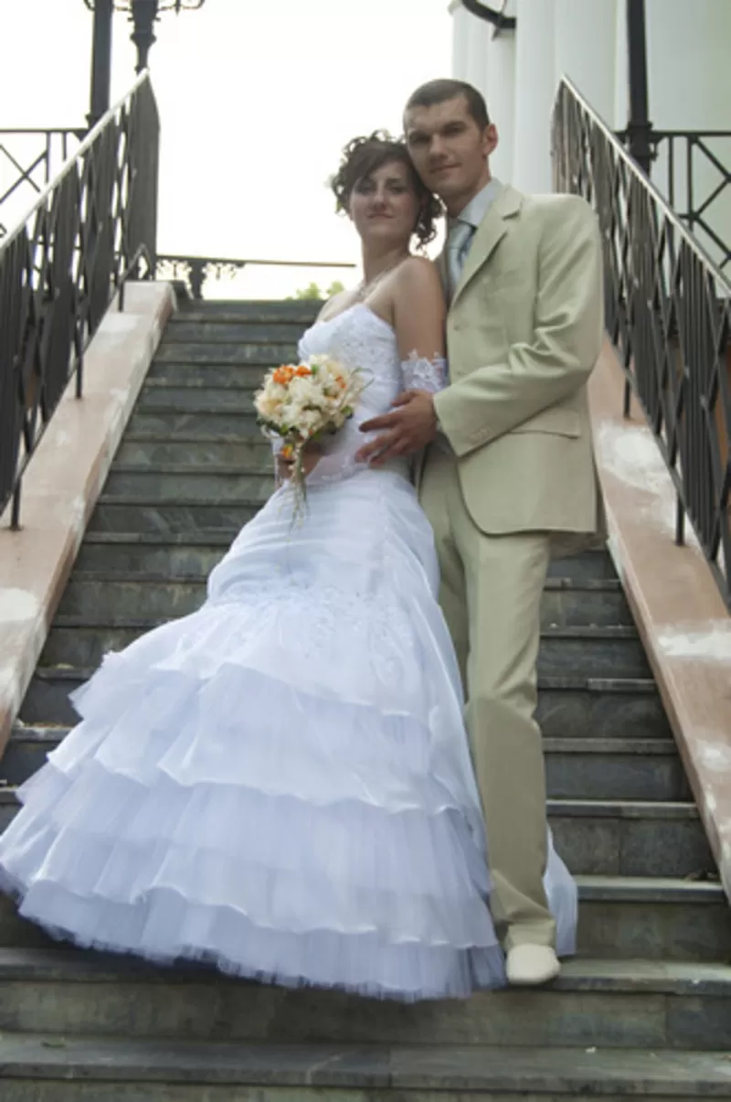 Продаю свадебное платье р. 44-46, цвет белый.